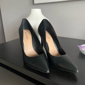 Black pointy toe heels from Call it Spring